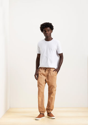 Calça Jogging Com Bolso Cargo Em Sarja Com Elastano, BEGE TIGER. Calça Jogging Com Bolso Cargo Em Sarja Com Elastano, BEGE TIGER, large.