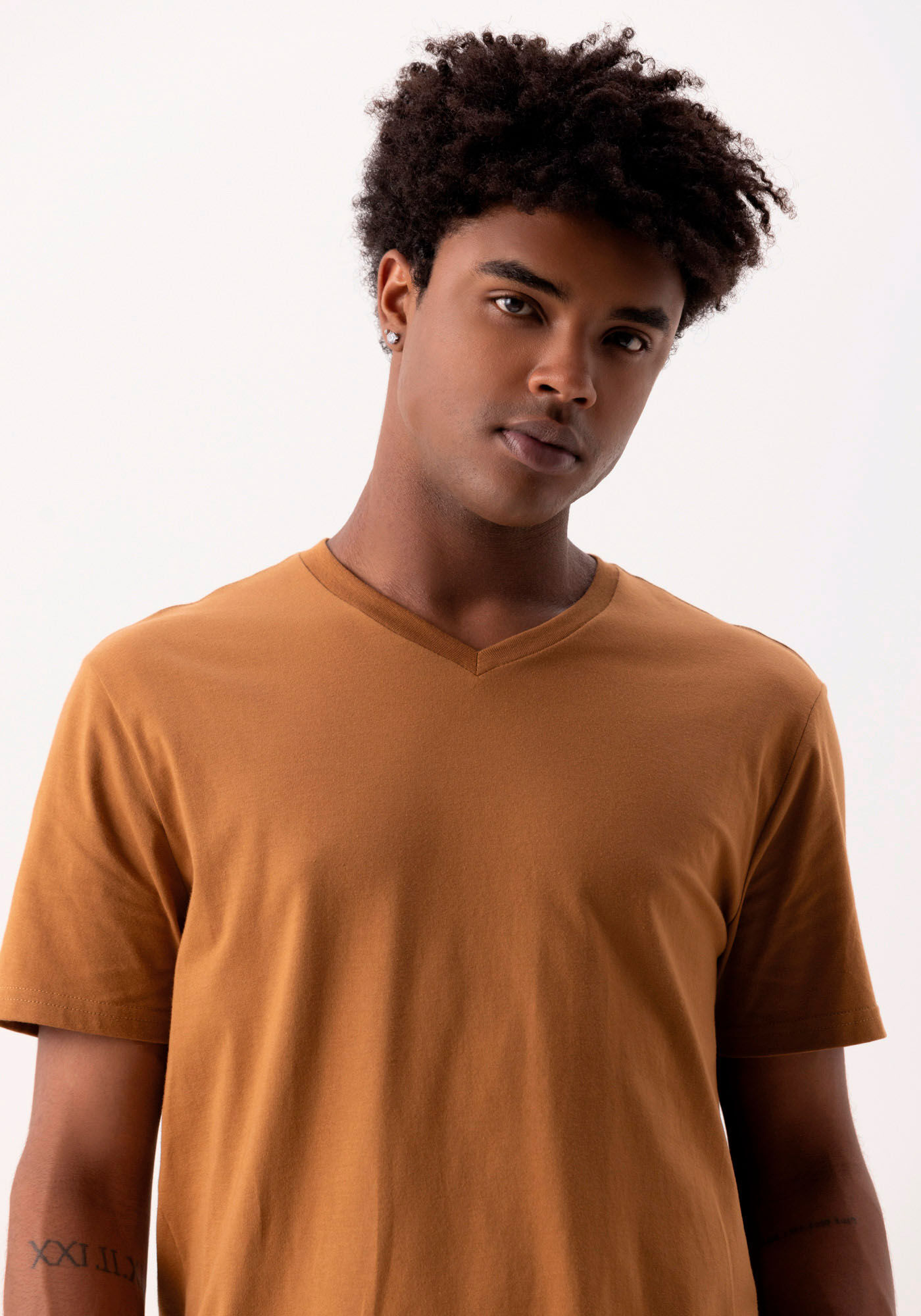 Camiseta B&aacute;sica Com Gola V Em Meia Malha Penteada De Algod&atilde;o, MARROM GODIVA, large.