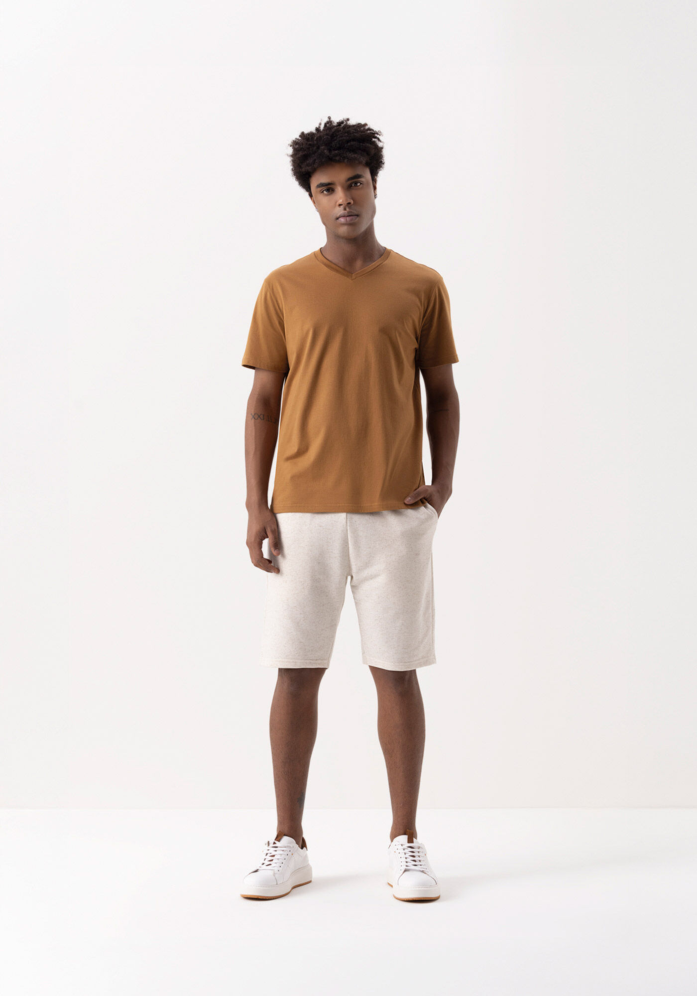 Camiseta B&aacute;sica Com Gola V Em Meia Malha Penteada De Algod&atilde;o, MARROM GODIVA, large.