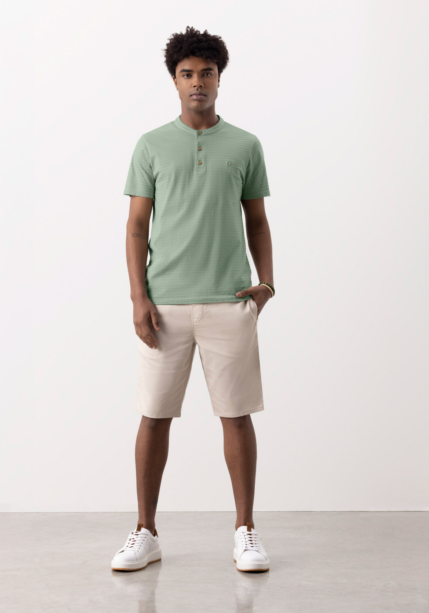 Camisa Com Gola Padre E Mangas Curtas Em Malha Texturizada, VERDE CHIARO, large.