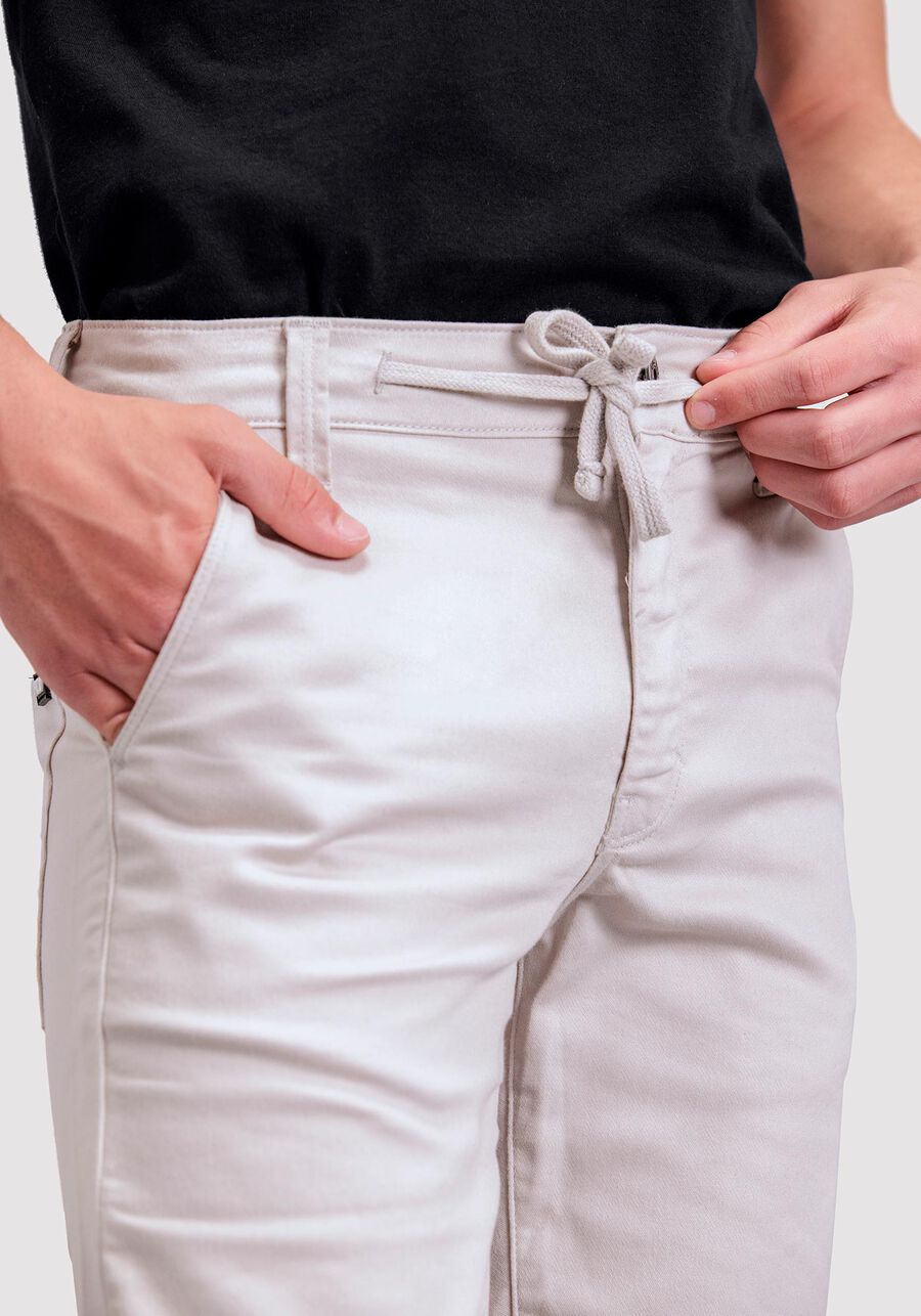 Bermuda Juvenil Com Bolsos E Cadarço Em Sarja Denim Malha, BEGE GELO. Bermuda Juvenil Com Bolsos E Cadarço Em Sarja Denim Malha, BEGE GELO, large.