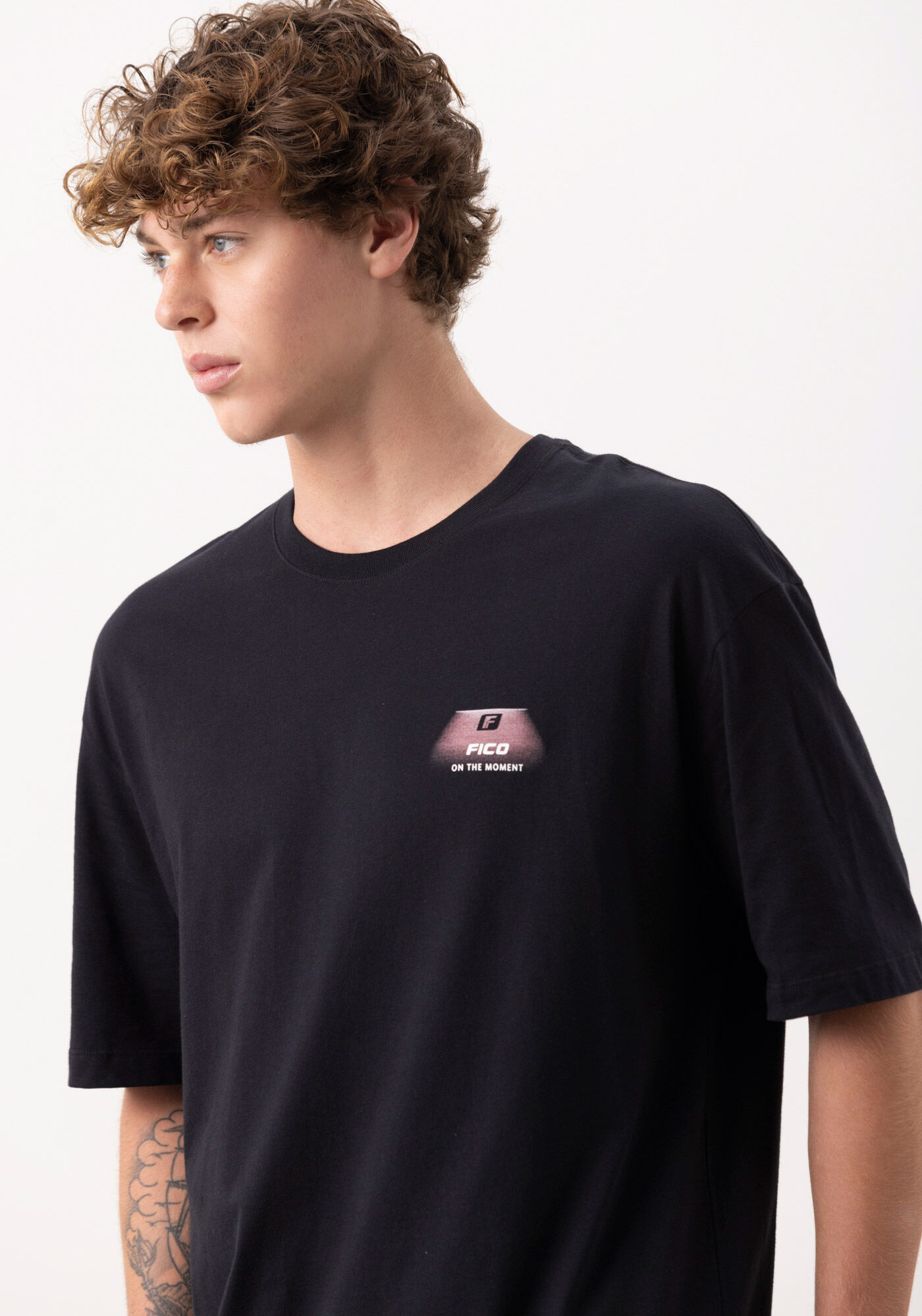 Camiseta Em Meia Malha Penteada Com Estampa Frente E Costas, PRETO, large.