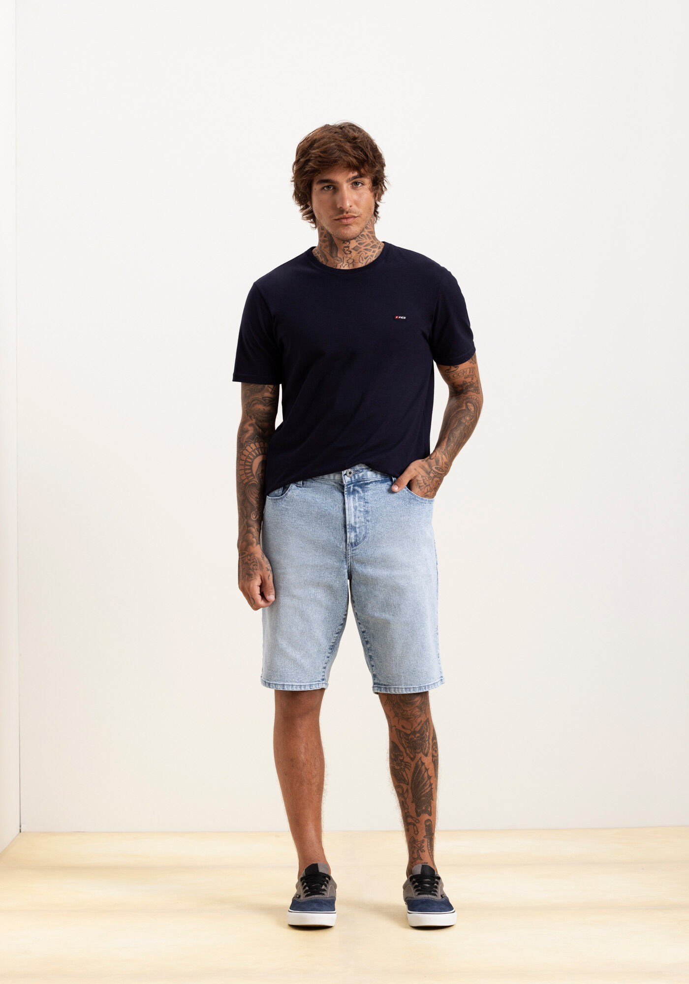 Bermuda Jeans Marmorizada Reta Com Bolsos E Elastano, JEANS, large.