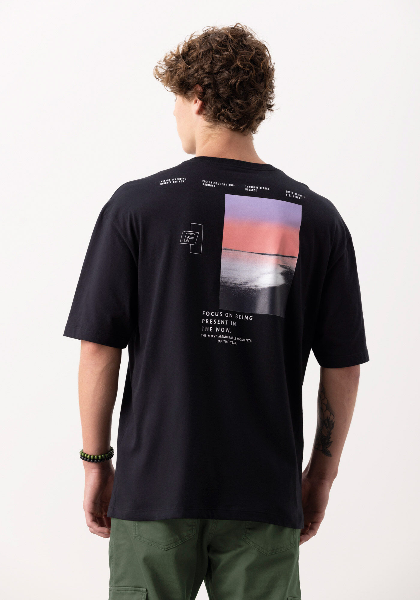 Camiseta Em Meia Malha Penteada Com Estampa Frente E Costas, PRETO, large.