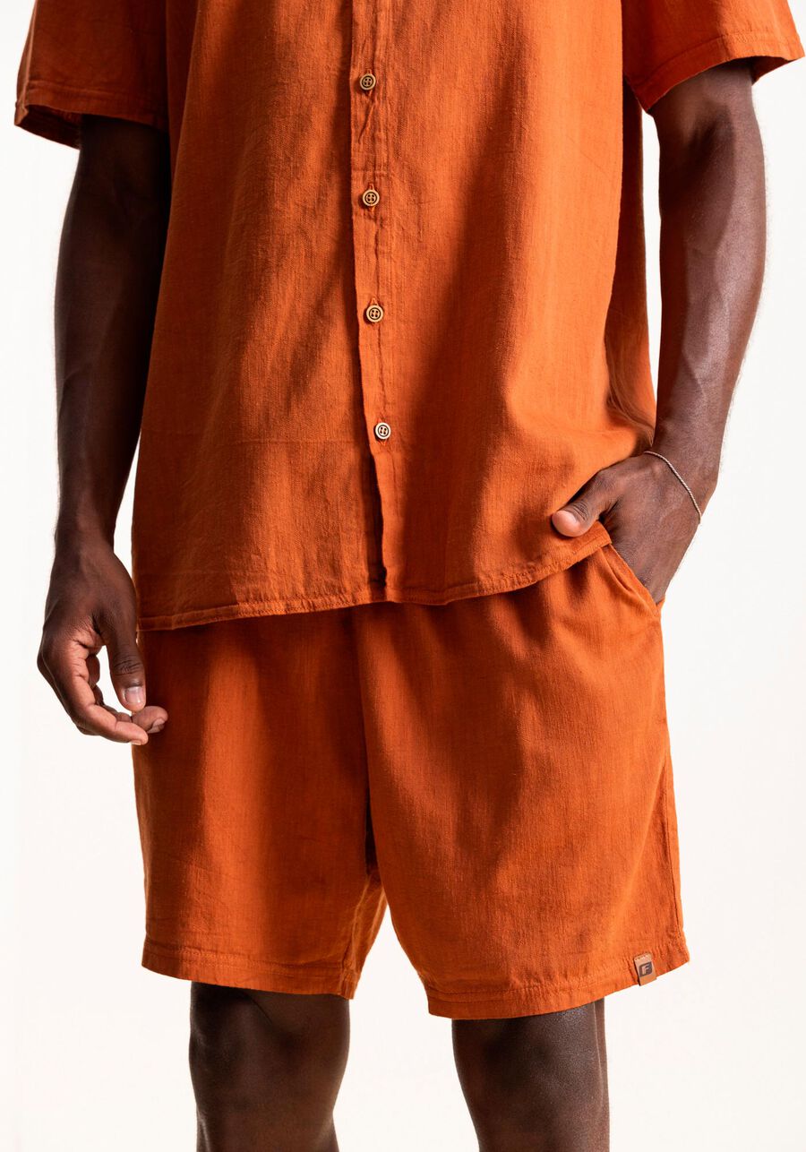 Shorts Básico Com Bolsos E Ajuste Frontal Em Linho, MARROM CUMARU. Shorts Básico Com Bolsos E Ajuste Frontal Em Linho, MARROM CUMARU, large.