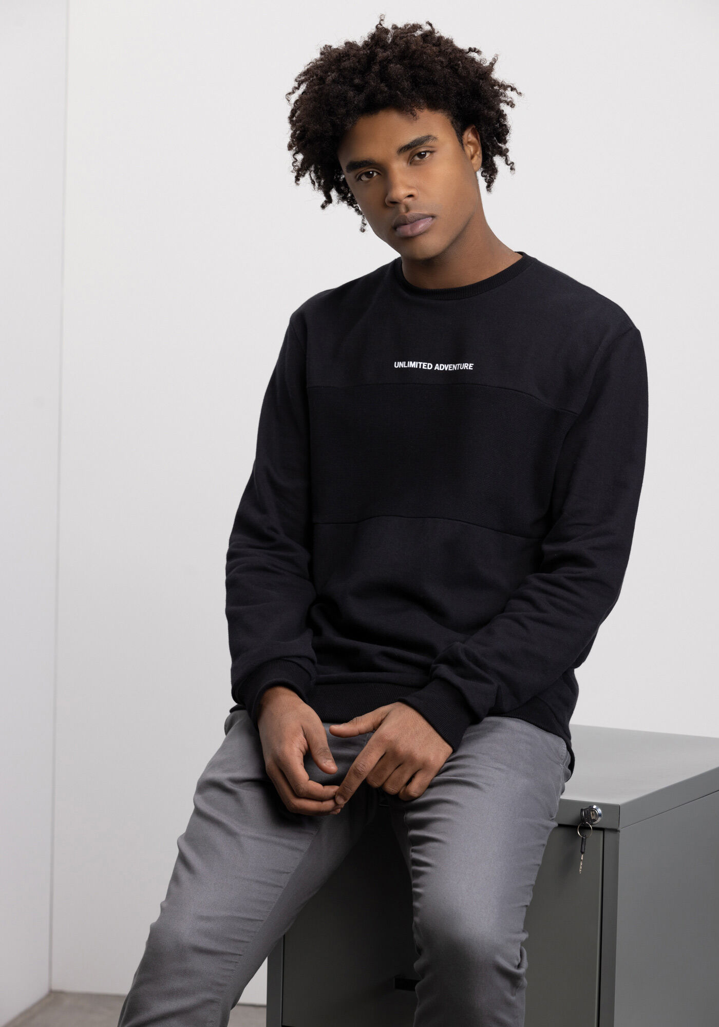 Blus&atilde;o Com Recorte E Gola Redonda Em Moletom Felpado, PRETO, large.