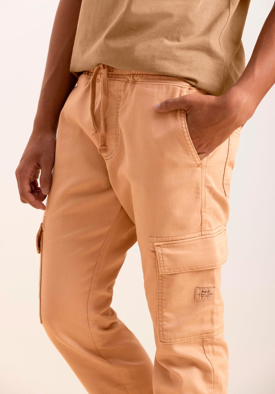 Calça Jogging Juvenil Com Bolso Cargo Em Denim Malha, BEGE TIGER. Calça Jogging Juvenil Com Bolso Cargo Em Denim Malha, BEGE TIGER, large.