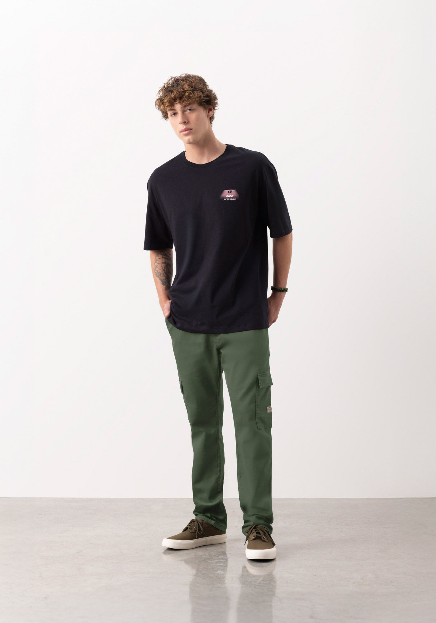 Camiseta Em Meia Malha Penteada Com Estampa Frente E Costas, PRETO, large.