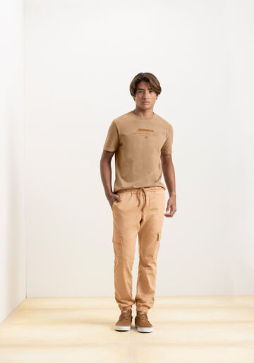 Calça Jogging Juvenil Com Bolso Cargo Em Denim Malha, BEGE TIGER. Calça Jogging Juvenil Com Bolso Cargo Em Denim Malha, BEGE TIGER, large.