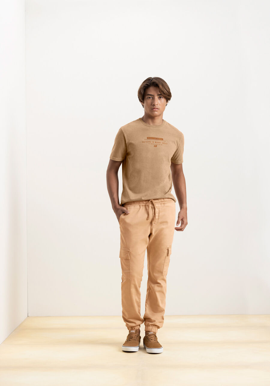 Calça Jogging Juvenil Com Bolso Cargo Em Denim Malha, BEGE TIGER. Calça Jogging Juvenil Com Bolso Cargo Em Denim Malha, BEGE TIGER, large.