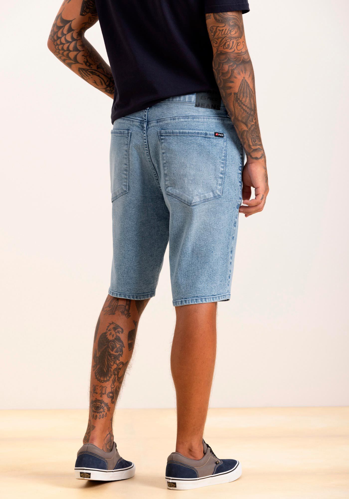 Bermuda Jeans Marmorizada Reta Com Bolsos E Elastano, JEANS, large.