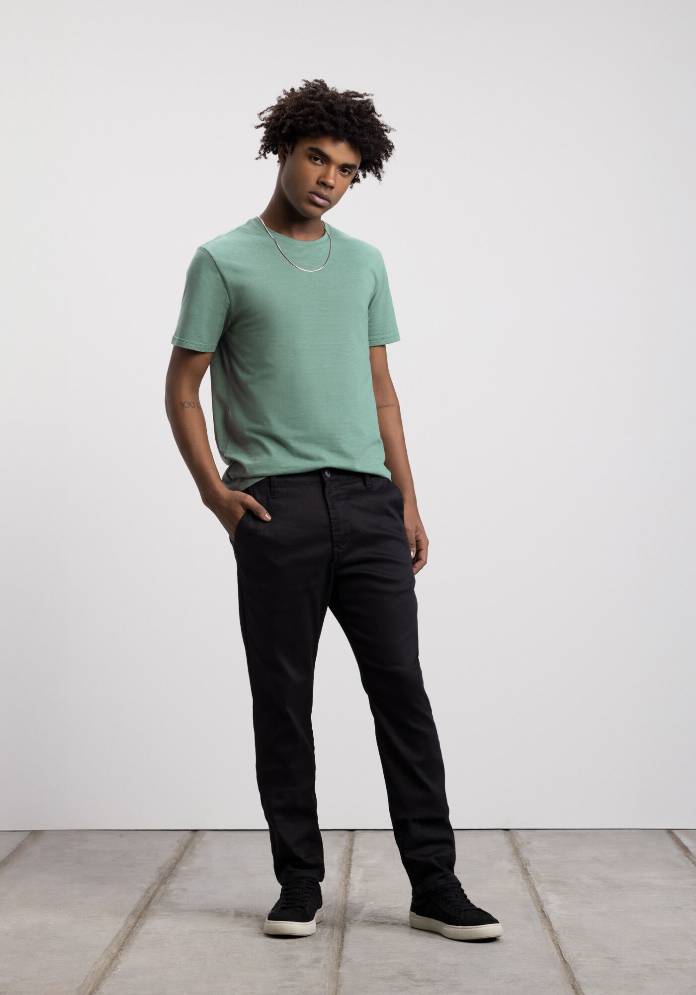 Cal&ccedil;a Slim Chino Em Sarja Amaciada Com Elastano, PRETO, large.