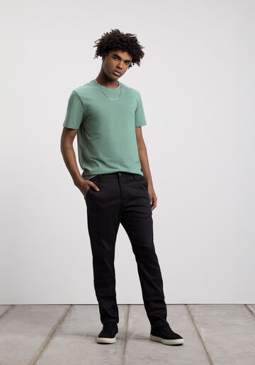 Calça Slim Chino Em Sarja Amaciada Com Elastano, PRETO. Calça Slim Chino Em Sarja Amaciada Com Elastano, PRETO, large.